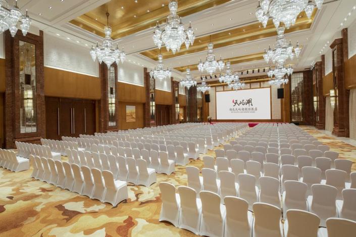 湖北漢川天嶼湖假日酒店活動隔斷安裝項(xiàng)目